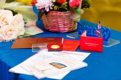 Выпускники школ уральской столицы впервые получают аттестаты без экзаменов