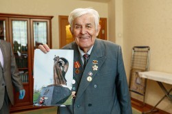 Власти Екатеринбурга продолжают вручать ветеранам памятные подарки к 75-летию Победы Власти Екатеринбурга продолжают вручать ветеранам памятные подарки к 75-летию Победы