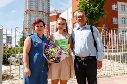 Выпускники школ уральской столицы впервые получают аттестаты без экзаменов