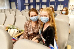 Выпускники школ уральской столицы впервые получают аттестаты без экзаменов