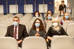 Выпускники школ уральской столицы впервые получают аттестаты без экзаменов