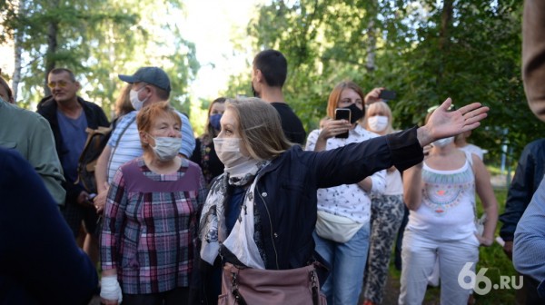Сотня человек вышла в парк у Дворца молодежи, чтобы остановить вырубку деревьев