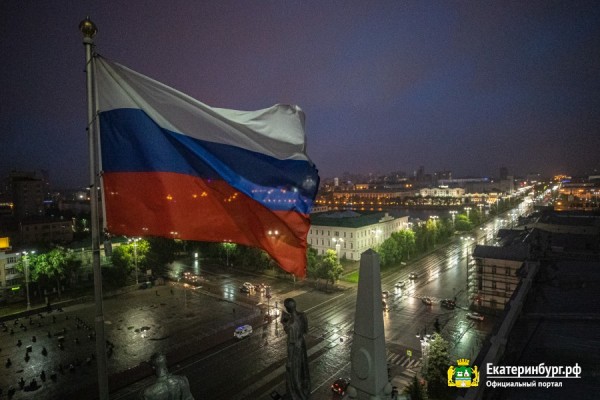 Световое шоу стало эффектной точкой празднования Дня России в Екатеринбурге