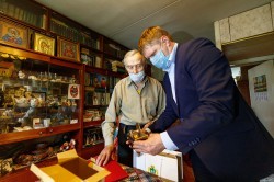 Власти Екатеринбурга продолжают вручать ветеранам памятные подарки к 75-летию Победы Власти Екатеринбурга продолжают вручать ветеранам памятные подарки к 75-летию Победы