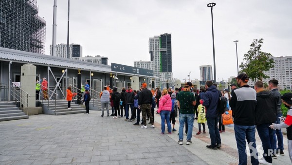 3500 человек пришли на футбол. Как соблюдают меры безопасности на первом за 3 месяца массовом мероприятии