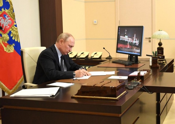 Владимир Путин подписал указ о единовременной выплате семьям с детьми