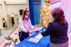 Выпускники школ уральской столицы впервые получают аттестаты без экзаменов