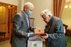 Власти Екатеринбурга продолжают вручать ветеранам памятные подарки к 75-летию Победы Власти Екатеринбурга продолжают вручать ветеранам памятные подарки к 75-летию Победы