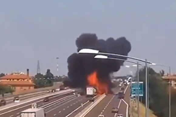 В Китае на трассе взорвалась автоцистерна: девять погибли, 112 ранены