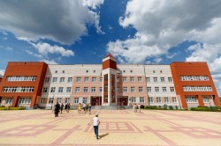 Выпускники школ уральской столицы впервые получают аттестаты без экзаменов