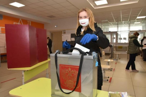 По поправкам в Конституцию проголосовало уже полмиллиона свердловчан