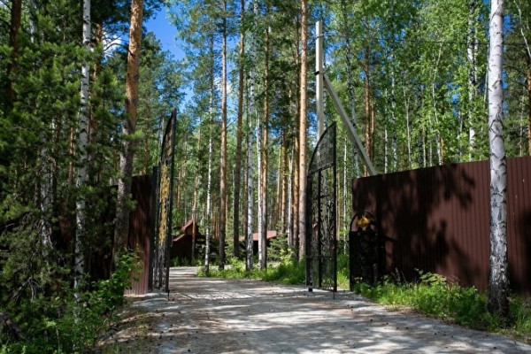 Поля, здания и целые деревни: хозяйство схиигумена Сергия раскинулось на десятках гектаров. Исследование Znak.com