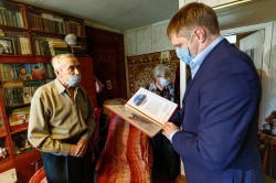 Власти Екатеринбурга продолжают вручать ветеранам памятные подарки к 75-летию Победы Власти Екатеринбурга продолжают вручать ветеранам памятные подарки к 75-летию Победы