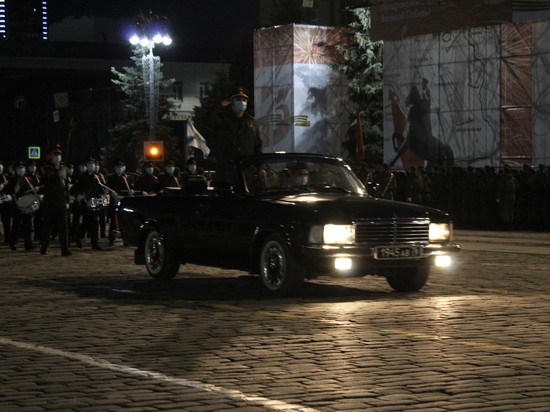 В Екатеринбурге прошла последняя ночная репетиция Парада В Екатеринбурге прошла последняя ночная репетиция Парада