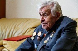 Власти Екатеринбурга продолжают вручать ветеранам памятные подарки к 75-летию Победы Власти Екатеринбурга продолжают вручать ветеранам памятные подарки к 75-летию Победы