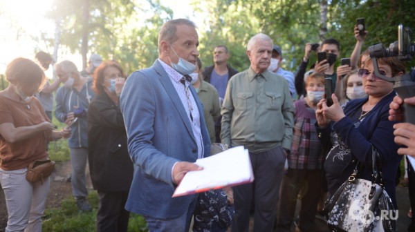 Сотня человек вышла в парк у Дворца молодежи, чтобы остановить вырубку деревьев