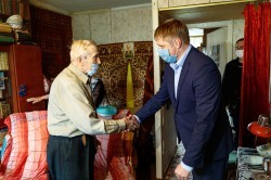 Власти Екатеринбурга продолжают вручать ветеранам памятные подарки к 75-летию Победы Власти Екатеринбурга продолжают вручать ветеранам памятные подарки к 75-летию Победы