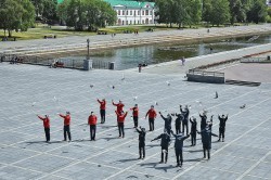 Белые голуби взмыли в небо над Плотинкой в память о погибших на войне