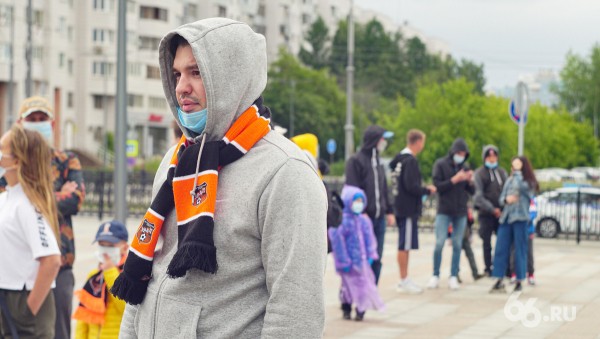 3500 человек пришли на футбол. Как соблюдают меры безопасности на первом за 3 месяца массовом мероприятии