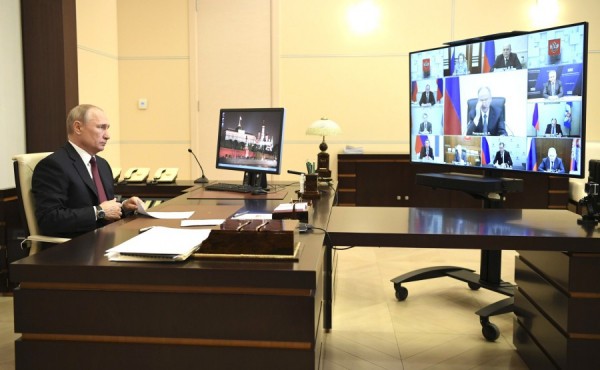 Владимир Путин: необходимо тщательно отслеживать обстановку с COVID-19 в каждом регионе Владимир Путин: необходимо тщательно отслеживать обстановку с COVID-19 в каждом регионе
