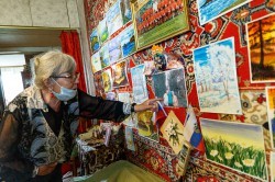 Власти Екатеринбурга продолжают вручать ветеранам памятные подарки к 75-летию Победы Власти Екатеринбурга продолжают вручать ветеранам памятные подарки к 75-летию Победы