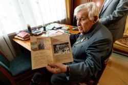 Власти Екатеринбурга продолжают вручать ветеранам памятные подарки к 75-летию Победы Власти Екатеринбурга продолжают вручать ветеранам памятные подарки к 75-летию Победы