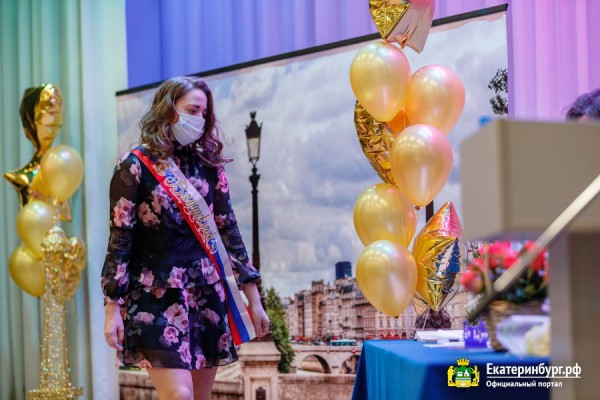 Выпускники школ уральской столицы впервые получают аттестаты без экзаменов