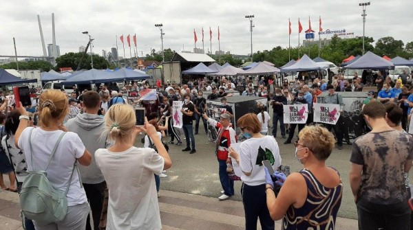 Сторонники арестованного Сергея Фургала неделю митингуют в Хабаровске. Хроника многотысячных акций