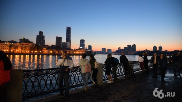 Третий салют с начала пандемии собрал в центре Екатеринбурга тысячи человек. Фоторепортаж