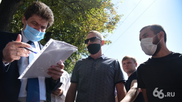 «Если это так, головы поотрываем». Мэр Высокинский весь день собирал на Уралмаше претензии к главе района «Если это так, головы поотрываем». Мэр Высокинский весь день собирал на Уралмаше претензии к главе района