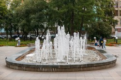 Сквер у Оперного театра становится местом притяжения горожан