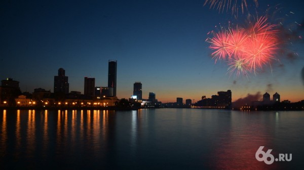 Третий салют с начала пандемии собрал в центре Екатеринбурга тысячи человек. Фоторепортаж