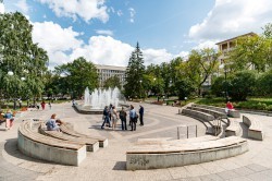 Сквер у Оперного театра становится местом притяжения горожан