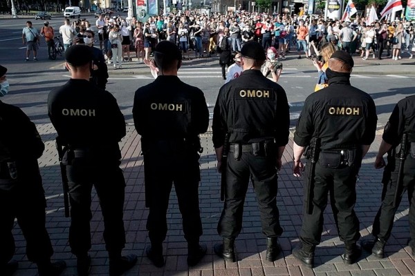 Что творится в Белоруссии: Почему раньше Батька во всем винил Запад, а теперь - Восток