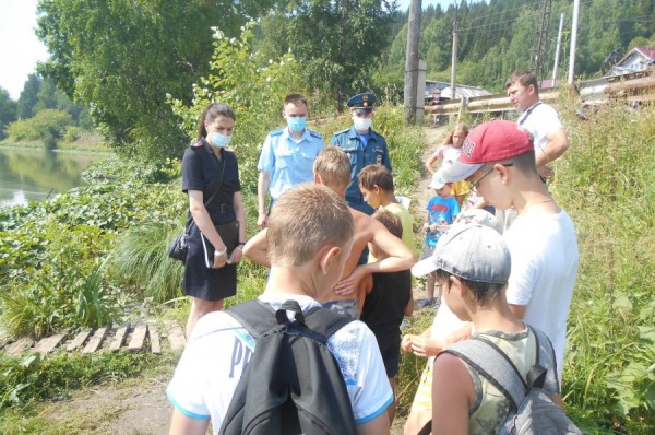 Спасатели напомнили уральцам правила поведения на воде