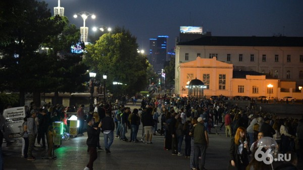 Третий салют с начала пандемии собрал в центре Екатеринбурга тысячи человек. Фоторепортаж