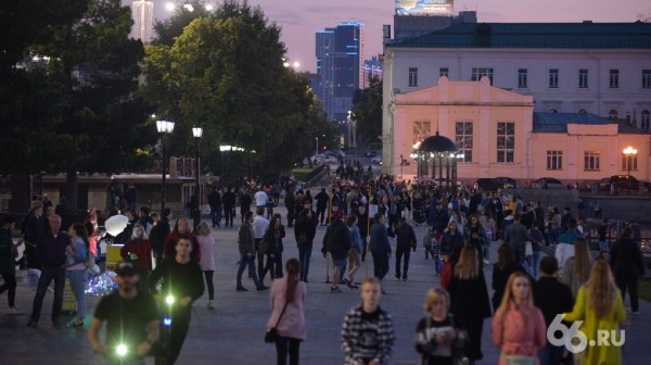 Третий салют с начала пандемии собрал в центре Екатеринбурга тысячи человек. Фоторепортаж