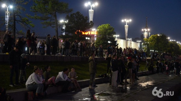 Третий салют с начала пандемии собрал в центре Екатеринбурга тысячи человек. Фоторепортаж