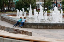 Сквер у Оперного театра становится местом притяжения горожан