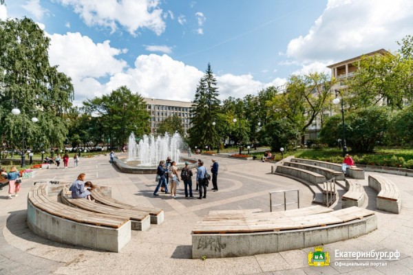 Сквер у Оперного театра становится местом притяжения горожан