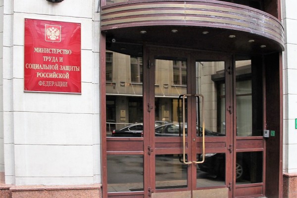 Минтруд разъяснил порядок выплат семьям с детьми в период особого режима