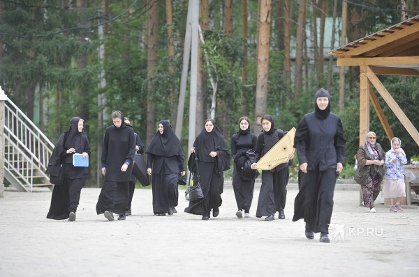 Зона святого режима: как живет Среднеуральский женский монастырь после лишения сана отца Сергия Зона святого режима: как живет Среднеуральский женский монастырь после лишения сана отца Сергия