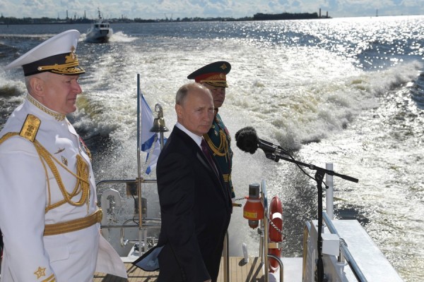 Владимир Путин принял главный военно-морской парад в Санкт-Петербурге