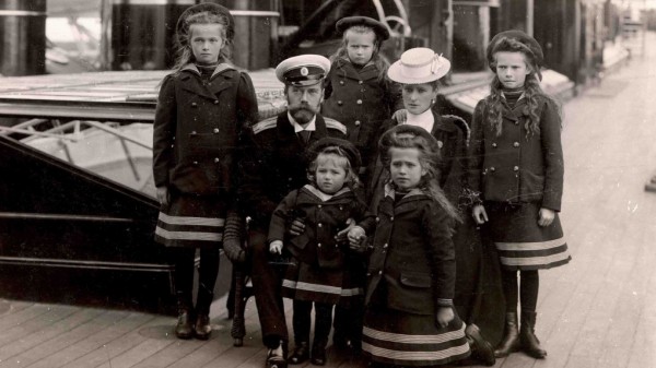 Почему за 102 года после гибели царской семьи РПЦ не договорилась с государством о судьбе их останков