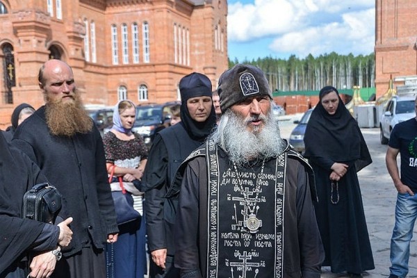 Опальный отец Сергий после обращения митрополита Кирилла пообещал провести собственный крестный ход