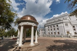 Сквер у Оперного театра становится местом притяжения горожан