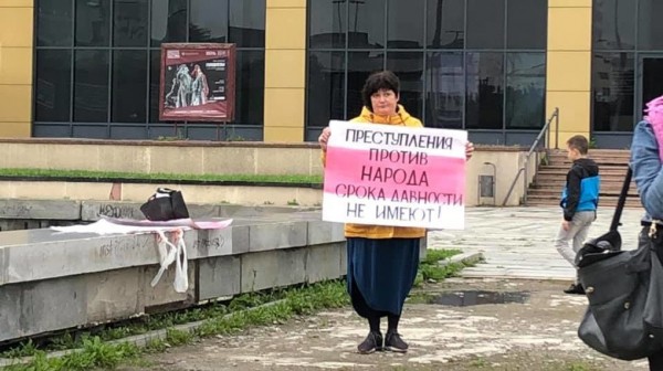 «На одного пикетчика – 10 полицейских». У Драмтеатра проходят акции в поддержку Хабаровска и Белоруссии