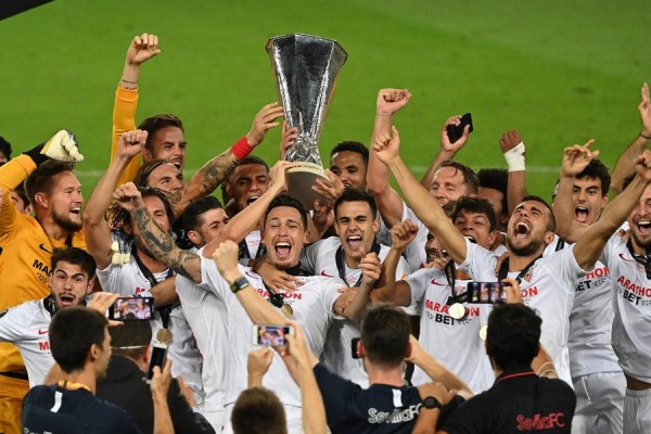 Футбол: «Севилья» выиграла Лигу Европы Футбол: «Севилья» выиграла Лигу Европы