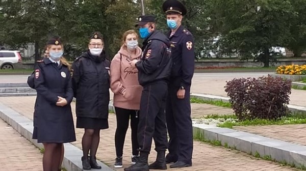 «На одного пикетчика – 10 полицейских». У Драмтеатра проходят акции в поддержку Хабаровска и Белоруссии