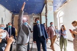 Александр Высокинский проконтролировал капитальный ремонт Театра кукол